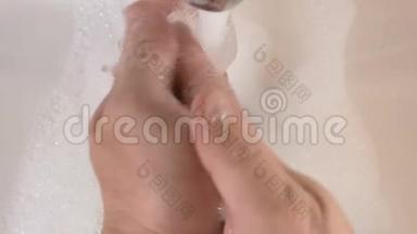 洗手池用肥皂清洗，保持良好卫生